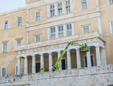 Εργασίες συντήρησης στην πρόσοψη της Βουλής (φωτό)
